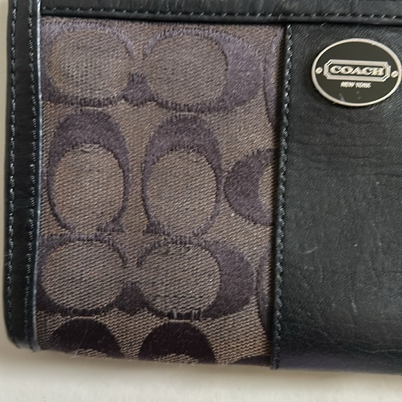 Pre owned Black/Brown Signature “C” Coach Wristlet-Great Condition - Picture 8 of 13